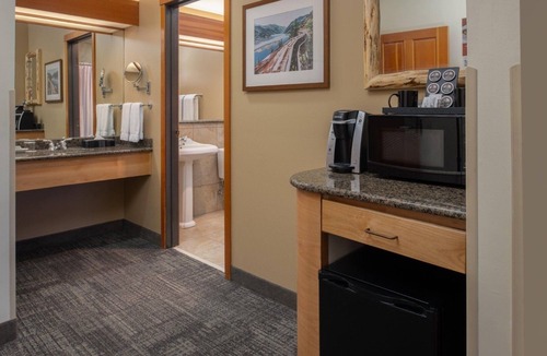 Vancouver Hotel | Ideal for Groups: 4 Spacious Rooms in a Hand-Crafted Northwest Mountain Lodge