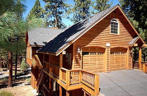 Montgomery Estates House | Idyllic Cabin Surrounded by Woodland near Washoe Meadows State Park in South Lake Tahoe, California