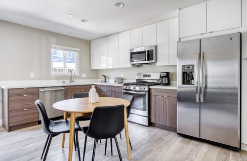 Campbell Apartment | Impeccable Campbell 1BR w/W/D, Pool, Gym, walk to WF + TJ, by Blueground