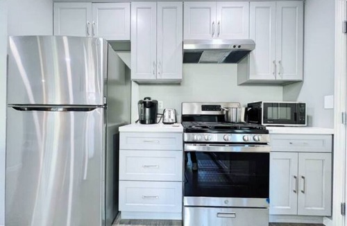Seaside House | Indulge in Coastal Serenity - Stylish Bay Retreat!