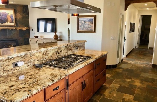 Greenehaven House | Inspiring views! Luxury, Serenity, Hot tub, Lake Powell, Antelope,EV Chg