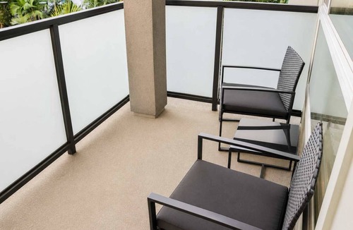 Lyon Street Apartment | Inspo Apartment 10 Min to Disneyland | Pool & Gym