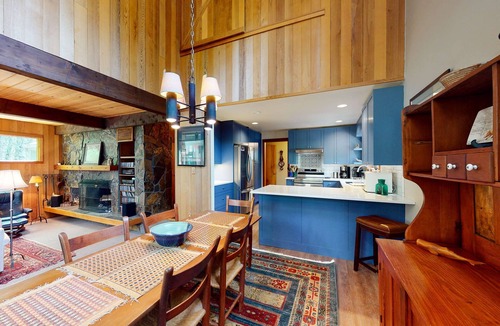 Black Butte Ranch House | Inviting & comfortable Black Butte home with hot tub, pool, tennis & basketball