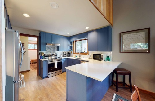 Black Butte Ranch House | Inviting & comfortable Black Butte home with hot tub, pool, tennis & basketball