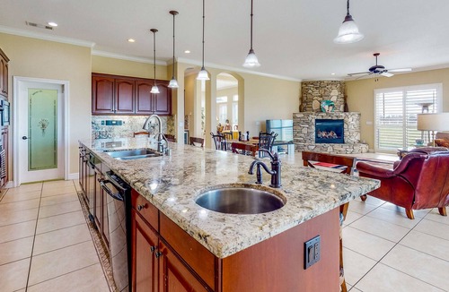Victor House | Inviting Home on 2.5 acres, Near Vineyards