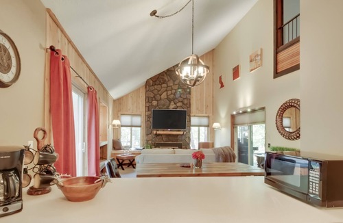 Sunriver House | Inviting resort home with fireplace, WiFi, private hot tub & sauna