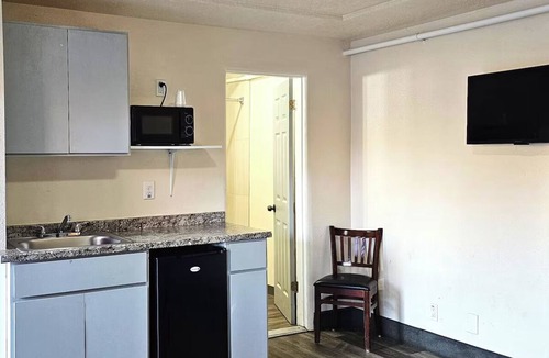 Hollywood District Hotel | Inviting Room Near Portland’s Historic Districts + Free Parking