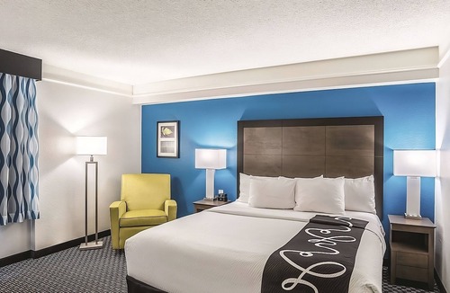 Ahwatukee Foothills Hotel | Inviting Room with Outdoor Pool and Complimentary Breakfast