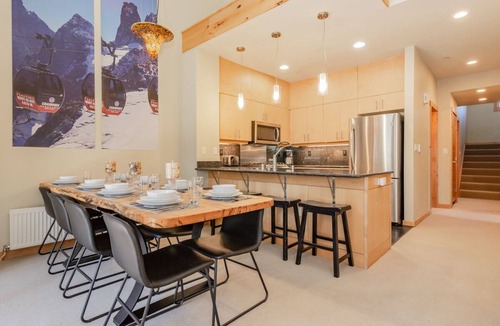 Mammoth Lakes House | Inviting, Ski Townhome with Mountain Views and Hot Tub Access!