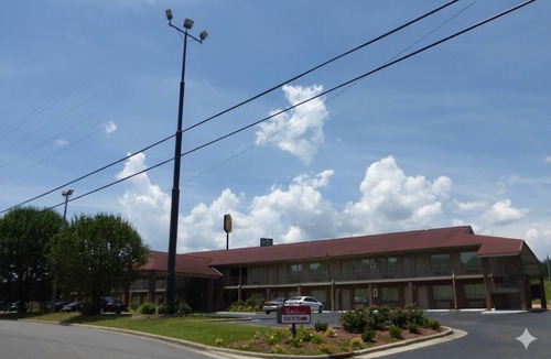 Cleveland Hotel | Inviting Space w/Two Queen Beds – 3 Mins to Bradley Square Mall
