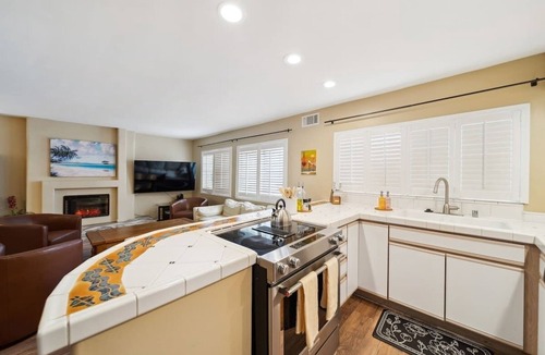 Corona del Mar House | Iris House | Walk to Village & Beach