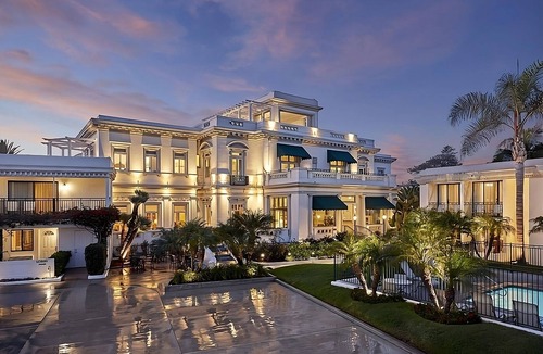 Coronado House | Island Escape! 4 Units Near Seaport Village! With Outdoor Pool and Parking!