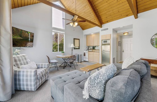 Indian Wells Condo | IW Retreat, Super Comfy Studio with Beautiful Mountain & Pool Views! Sleeps 3-4