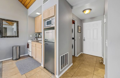 Indian Wells Condo | IW Retreat, Super Comfy Studio with Beautiful Mountain & Pool Views! Sleeps 3-4