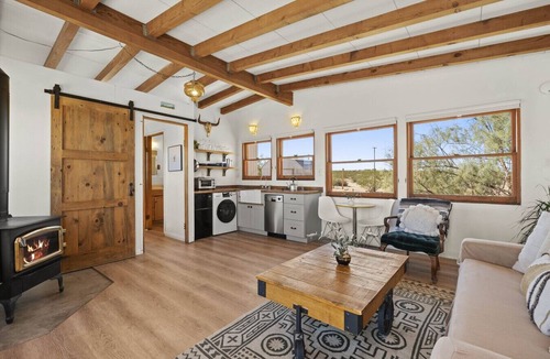 Joshua Tree Apartment | Joshua Tree | Hot Tub | Stargazing | Firepit