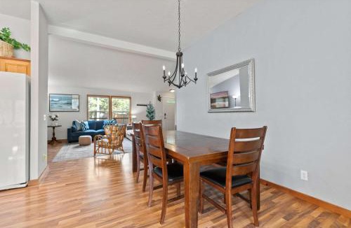 Deschutes River Woods House | Just Around the Bend For 8