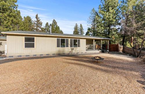 Deschutes River Woods House | Just Around the Bend For 8