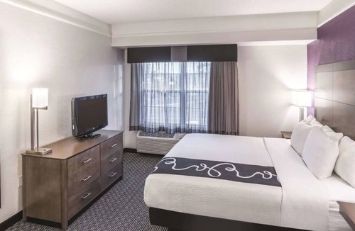 Woodlands Village House | Just What You Were Looking For! Pool, Free Parking, Free Breakfast, Pet-Friendly