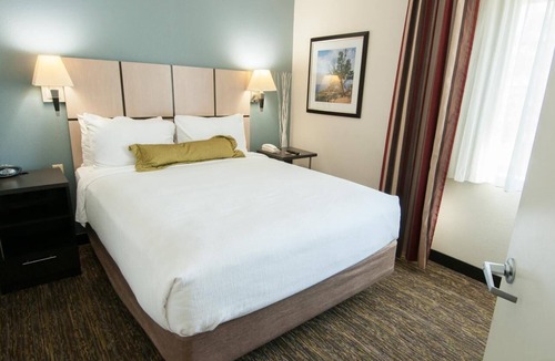 Anaheim Resort Hotel | Just What You Were Looking For! 2 Comfortable Units, Kitchenette, Pets Allowed