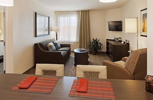 Anaheim Resort Hotel | Just What You Were Looking For! 2 Comfortable Units, Kitchenette, Pets Allowed