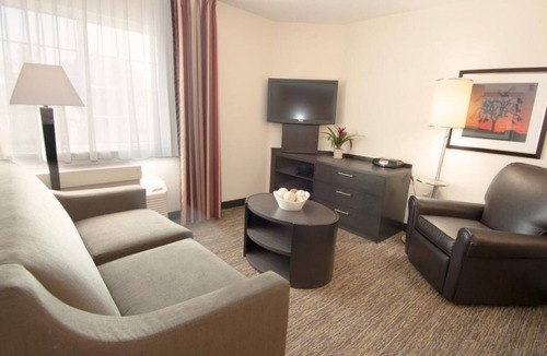 Anaheim Resort Hotel | Just What You Were Looking For! 2 Comfortable Units, Kitchenette, Pets Allowed