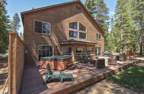 Truckee Cabin | Kantor's Hideout - Roomy Tahoe Donner Home with Private Hot Tub, Pool Table, Darts, Walk to Trails