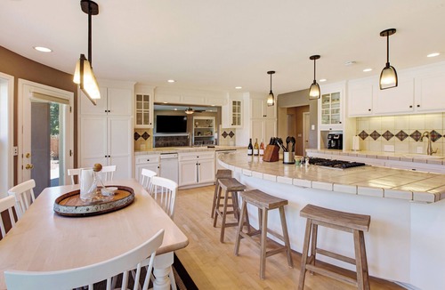 Freestone House | KANZLER Vineyard House with Hot Tub & Pool