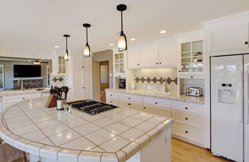 Freestone House | KANZLER Vineyard House with Hot Tub & Pool