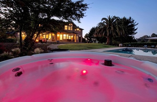 Freestone House | KANZLER Vineyard House with Hot Tub & Pool