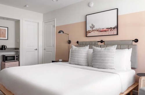 Ventura House | Kasa Palo Alto | Family Friendly, King Room with Workspace & Extra Full Bed
