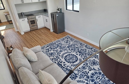 Kensington Apartment | Kensington Apartment with Mountain View