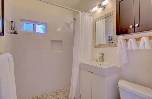 Kensington Cabin | Kensington Cottage/Near Downtown, Zoo and beaches