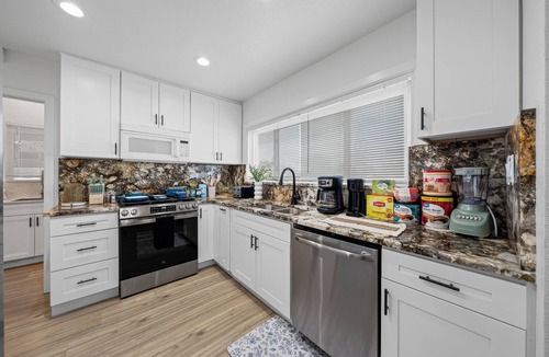El Cajon House | King Bed, 80"TV, Gated Yard, Ranch, 4BR - 2Bth