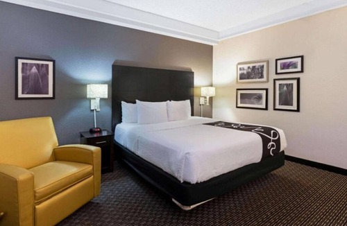 Superstition Springs Hotel | King Bed ADA Rm at La Quinta Inn by Wyndham Mesa Superstition Springs