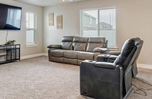 Springville House | King Bed| Cozy Living Room |Dedicated workspace
