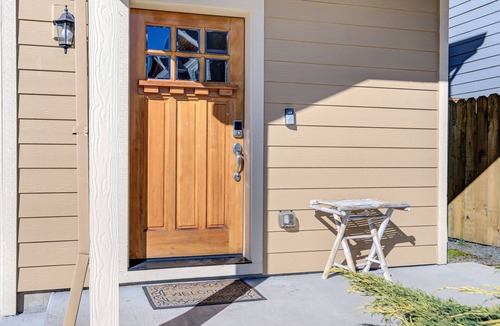 Walnut Grove House | KING BED, new comfortable 4 bedroom home in Vancouver