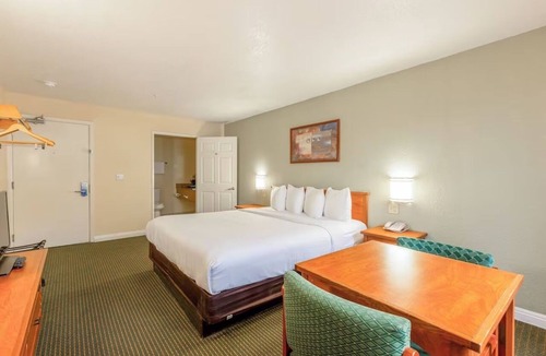San Clemente Hotel | King Bed Non-Smoking with Free Covered Parking near San Clemente Beach Pier