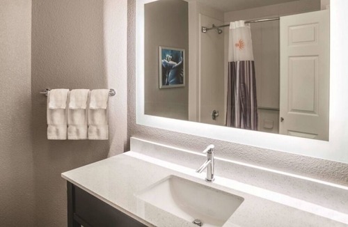 Ahwatukee Foothills Hotel | King Bed, Non- Smoking at La Quinta Inn & Suites by Wyndham Phoenix Chandler