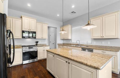 Montecito in Estrella House | King bed Pool Fire Pit Office