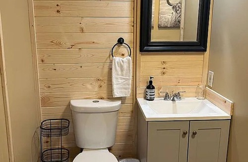 Roseburg Cabin | King Bedroom kitchen Suite- private entrance- Historic Lodge North Umpqua River