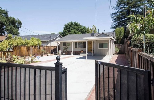 North Los Altos House | King &queen beds 4 B & 2 Ba, 2000 SF gated home in prestigious north Los Altos