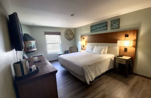 Mount Charleston Hotel | King Room at The Retreat on Charleston Peak w/Free Parking & Game Lounge!