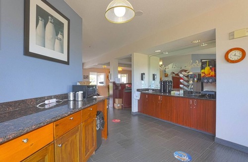 Lincoln City Apartment | King Room - Bay view