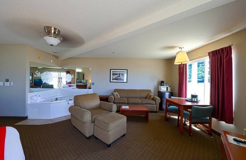 Lincoln City Apartment | King Room - Bay view
