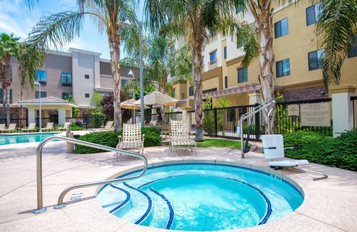Glendale Sports and Entertainment District Apartment | King Studio Suite | Free Breakfast + Pool