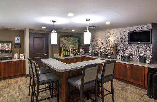 Bressi Ranch Condo | King Suite | Free Breakfast. Pool Access.