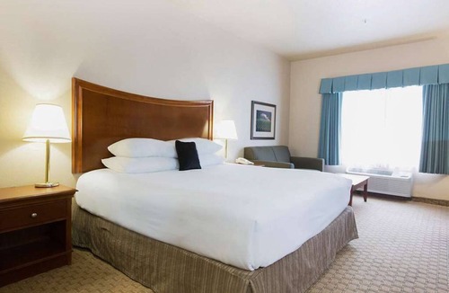 McMinnville Hotel | King Suite | Indoor Pool & Free Parking | 2 Mi to Downtown McMinnville