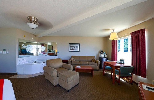 Lincoln City Apartment | King Suite with Jetted Tub with Balcony