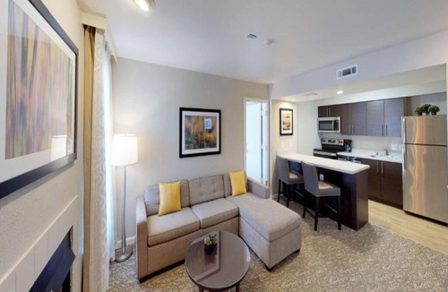 Newark Hotel | Kitchen-Equipped Suite w/Fireplace & Chill Seating – Free Breakfast