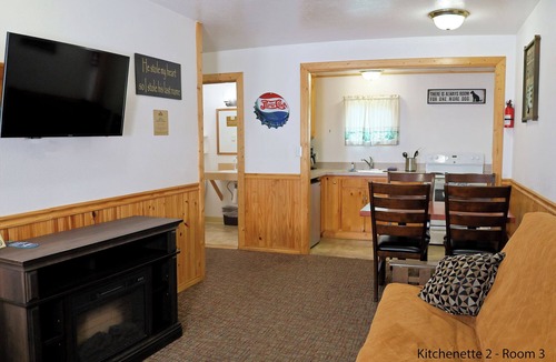 Florence Apartment | Kitchenette 2 "The Umpqua": Spacious 2-Queen Suite w/Fireplace & Kitchen